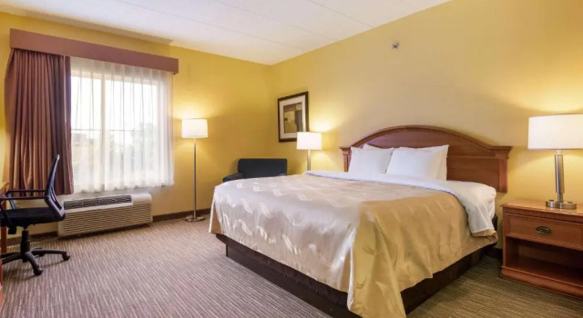 Номер Deluxe Quality Inn & Suites CVG Airport