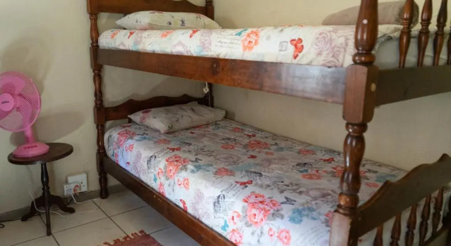 Кровать в общем номере Bay Vista Guesthouse