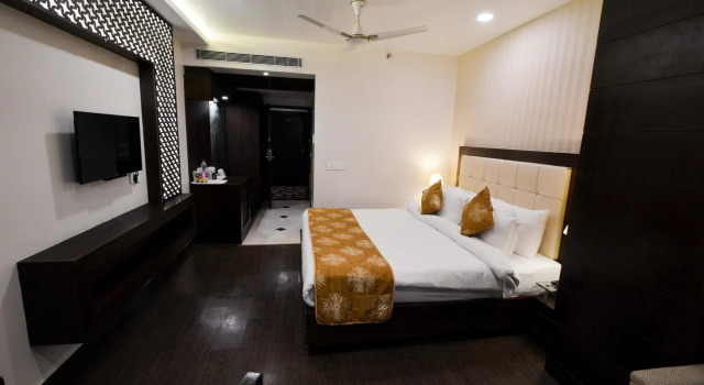 OYO Premium JHV Mall Cantonment