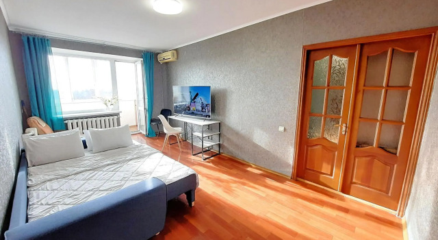 2-комнатная квартира с кроватью и диваном и ванной Сеть апартаментов Alex Apartments Бесконтактное заселение 24-7, Rezervați Apartament Poltava 