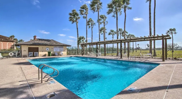 Коттедж с 3 комнатами с балконом South Padre Paradise w/ Saltwater Pool Near Golf!
