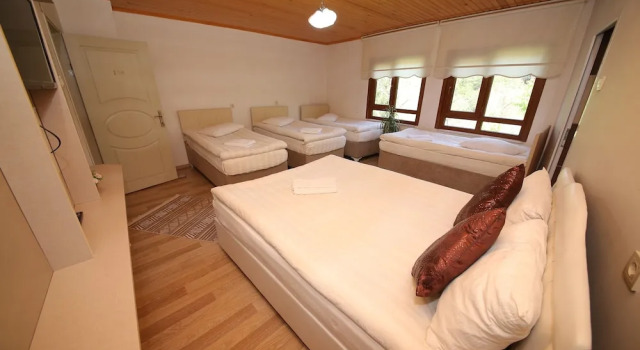 Кровать в общем номере Emiroğlu Konak Otel