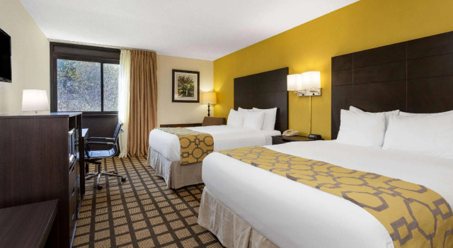 Четырёхместный номер Standard Baymont by Wyndham Queensbury/Lake George