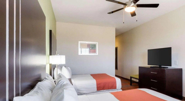 Четырёхместный номер Standard Garner Hotel Victoria - East by IHG