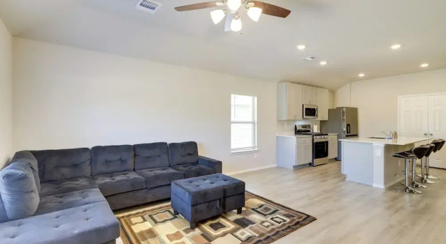 Коттедж Brand New Spring Home < 1 Mi to Old Town!