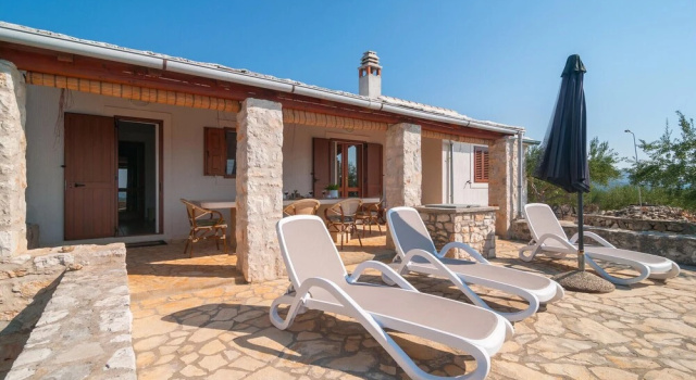 Amazing Home in Sutivan With 2 Bedrooms, Wifi and Private Swimming Pool, Забронировать Отель Отели Сутиван с парковкой, Парковка