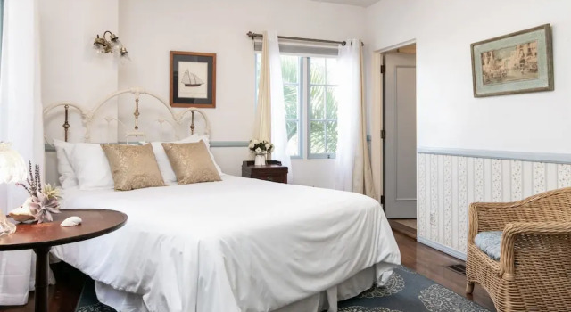 Charming Studio - 1 Block to Gorgeous East Beach! Hotel Room