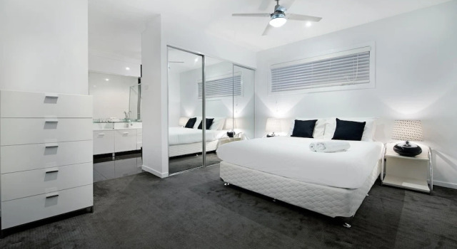 Amalfi Executive 5 Bedroom Home, Забронировать Дом для отпуска Коттеджи Голд-Кост, рядом с Florida Gardens Tram Station, Коттедж