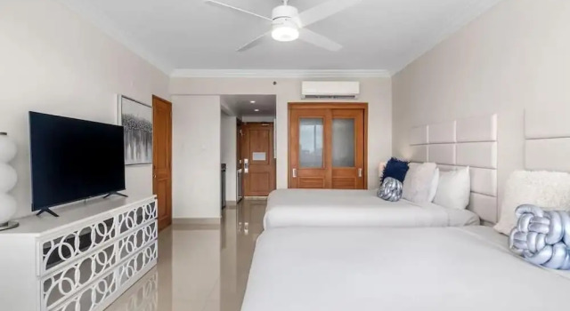 Четырёхместная студия Deluxe с балконом и с видом на океан Ocean Breeze Villa