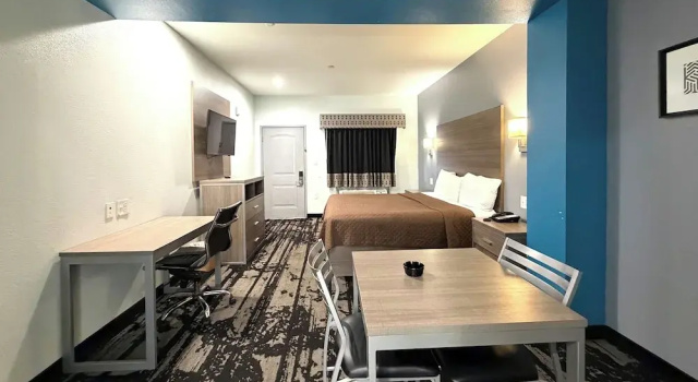 Четырёхместный люкс с балконом Hotel Royale IAH Airport North Houston I-45