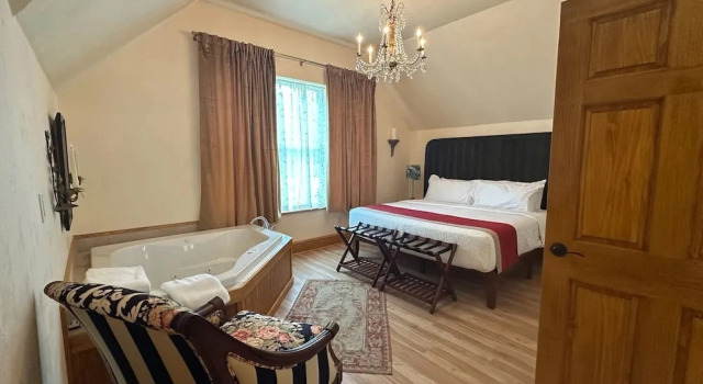 Двухместный люкс с балконом и с видом на сад Sweetwater Branch Inn