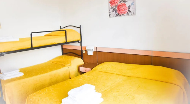 Четырёхместный номер Economy с балконом Hotel Suprem