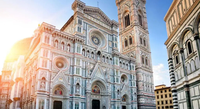 Entire flat with 6 Rooms & 6 Bathrooms, 210 SQMs at Most Historical Center with LIFT !!!