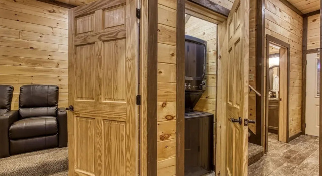 Ern823 - Eagle Falls - Great Location With Private Heated Indoor Pool! Close To Town! 3 Bedroom Cabin by RedAwning