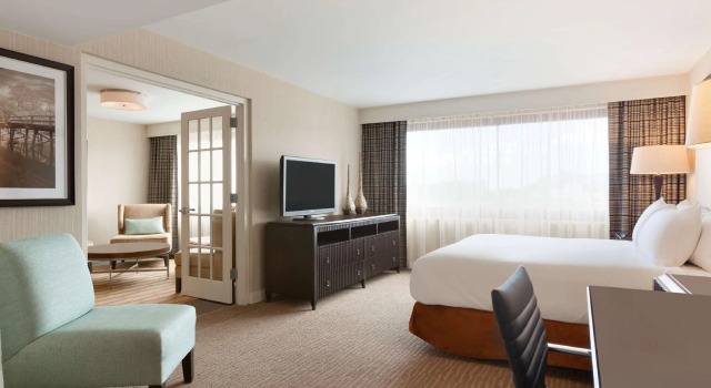 Двухместный полулюкс для гостей с ограниченными возможностями Embassy Suites by Hilton Boston Waltham