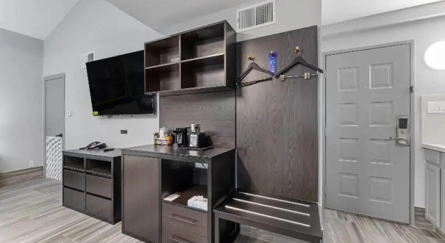 Четырёхместный люкс Super 8 by Wyndham Texas City - Galveston Area