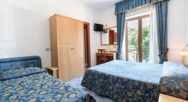 Трёхместный номер Standard с балконом Hotel La Pergoletta