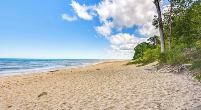 Коттедж Walk to the Beach: Pet Friendly w/ Fire Pit!
