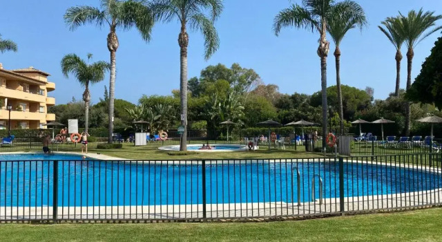 Апартаменты 2 Bed Apartment Sleeps 4 - Pool Access - Garden