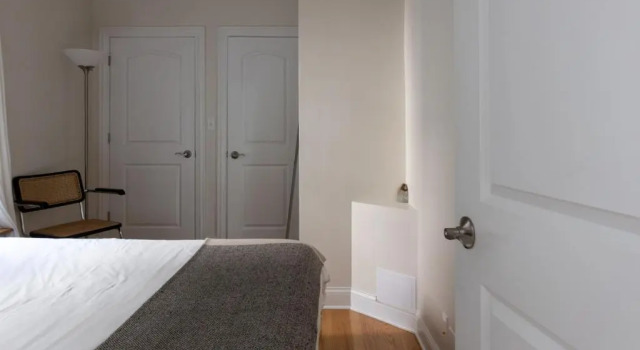 Updated West Town 2BR with W&D by Zencity, Забронировать Отель West Town Чикаго, рядом с Polish Museum of America