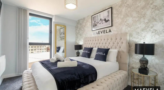 MAEVELA Apartments - Luxury Top Floor Penthouse - With Parking - 2 Bedroom New Build Apartment ✪ City Centre, Digbeth ✓ With Huge Patio Sliding Doors - CITY VIEW - ROOFTOP TERRACE - PS4 & Smart TV's, Забронировать Апартаменты/квартира Отели Бирмингема с парковкой, рядом с Бирмингемский городской университет, Парковка