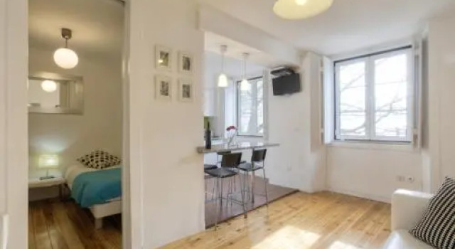 BmyGuest - Castelo Stylish Flat, Забронировать Отель Санта-Мария-Майор Лиссабон, рядом с Money Museum
