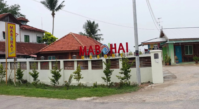 Кровать в общем номере Mabohai Resort Klebang