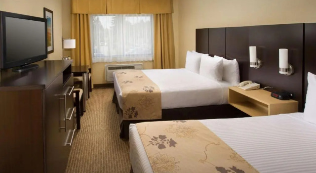 Четырёхместный номер Standard с балконом Best Western Seattle Airport Hotel