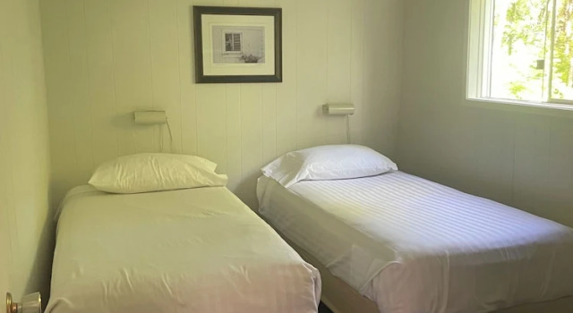 Коттедж с 3 комнатами Colonial Bay Motel and Cottages