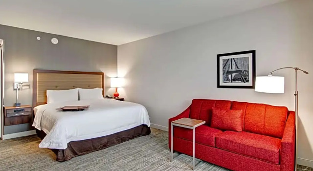 Четырёхместный люкс Hampton Inn & Suites Detroit/Troy