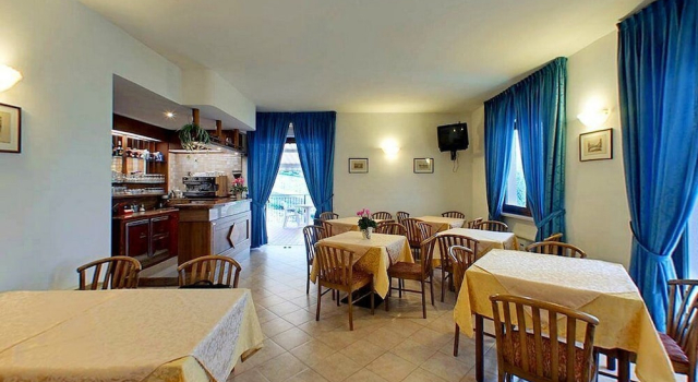 Villa Josefine Lake Front beach and Pool, Забронировать Вилла Бренцоне-суль-Гарда Garda Veneto