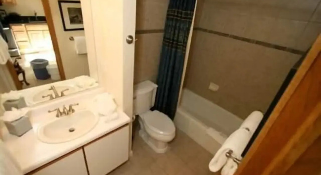 Spacious Condo with Outdoor Heated Pool and Hot Tubs by RedAwning, Забронировать Апартаменты/квартира Отели Вейл с парковкой, Парковка