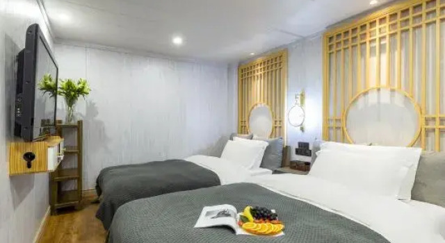 Кровать в общем номере Floral Hotel· Yuebanwan | Coffee & Adorable Pets·Sunlit Golden Mountains·Designer Courtyard Hotel