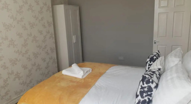 Gateshead's Amethyst 3 Bedroom Apt, Sleeps 6 Guests