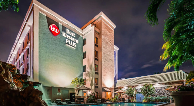 Кровать в общем номере Best Western Plus Hollywood/Aventura