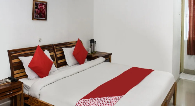 Люкс OYO 15995 Laavish Business Hotel