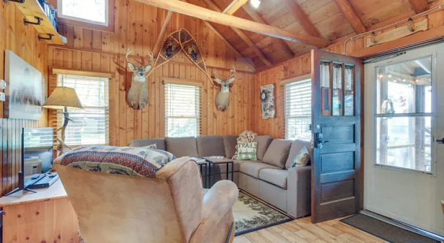 Cozy Wisconsin Getaway w/ Dock & Lake Access!, Prenota Casa vacanze Hotel a Woodruff con parcheggio, Parcheggio