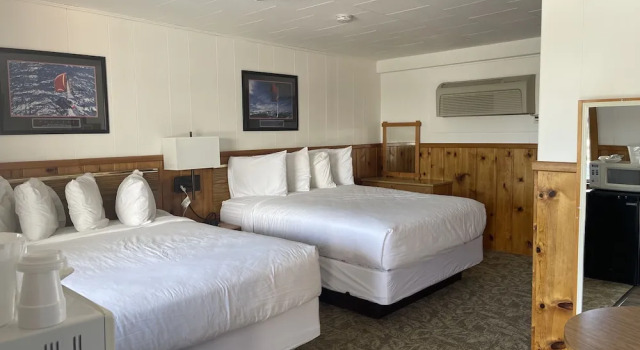 Четырёхместный номер Standard Saddle & Surrey Motel