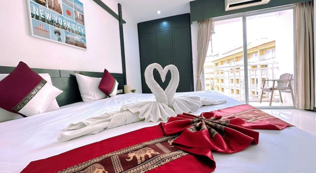 Двухместный номер Deluxe с балконом Hotel Baya Phuket - Rooftop Pool, Next to Food Market & Steps to Beach