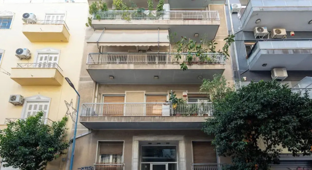 Cozy & Chic Stay Near Metro Station