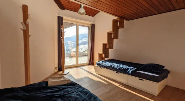 Кровать в общем номере (женский номер) Young Backpackers Homestay