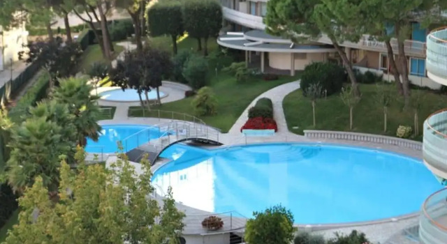 Convenient Beachside Studio With Pool