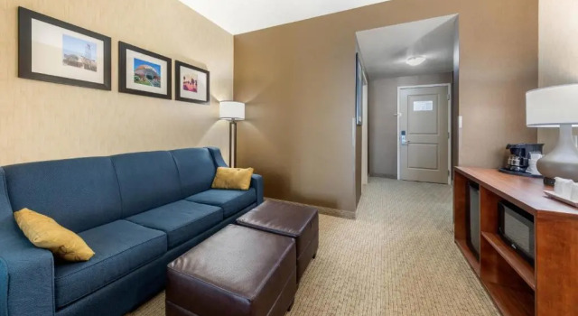 Четырёхместный люкс с 2 комнатами Comfort Suites Near City of Industry - Los Angeles