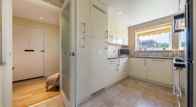 NEW 3BD Flat in the Heart of Bushey, Book Hotel Bushey Hertfordshire