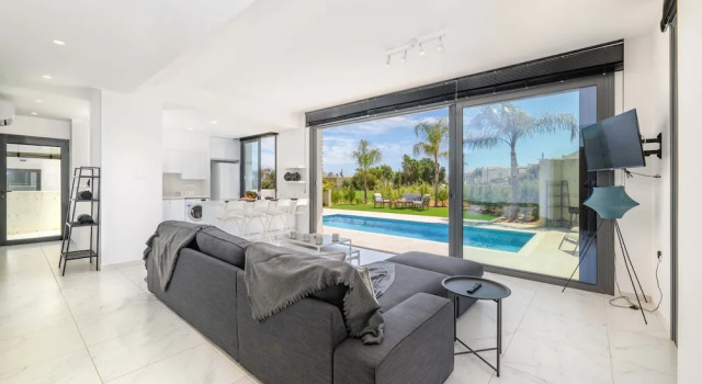 By The Beach - Royal Sapphire Villa, Book Villa Hoteller i Protaras med pool, nær Trinity Beach, Swimmingpool