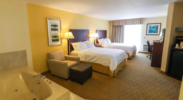 Четырёхместный номер Standard рядом с пляжем Holiday Inn Express St. Ignace-Lake Front by IHG
