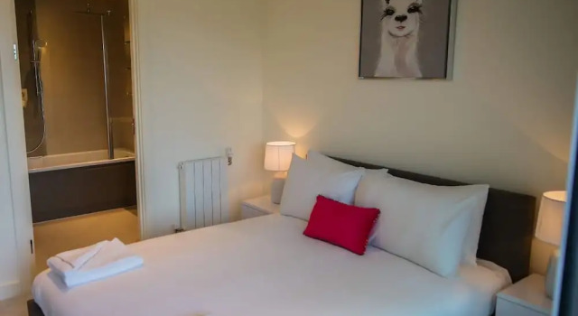 Thames View 2 Bed Apartment With Balcony