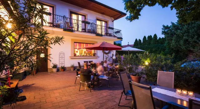 Pension Julia & Haus Elisabeth - Wallners Hofheuriger & Weinhof, Prenota Affittacamere Hotel a Burgenland con parcheggio, Parcheggio