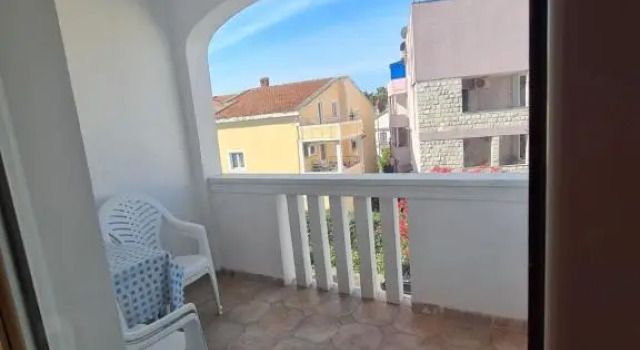 Hibiscus Guest House, Забронировать Гостевой дом Гостевые дома Будванская ривьеры, рядом с Торговый центр TQ Plaza, Гостевой дом