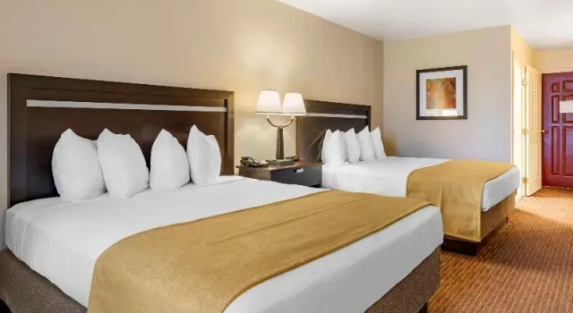 Четырёхместный номер Standard с балконом Best Western Luxury Inn